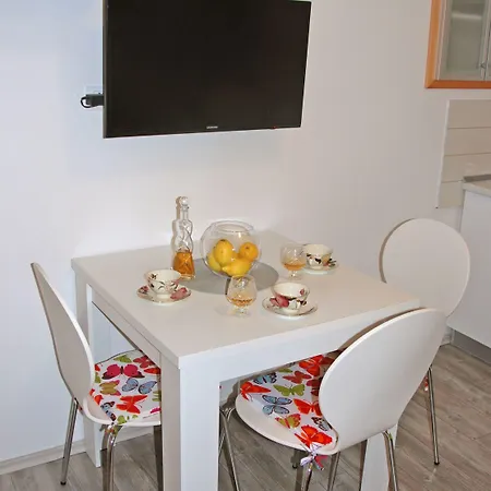 트라고스 레몬 트리 *